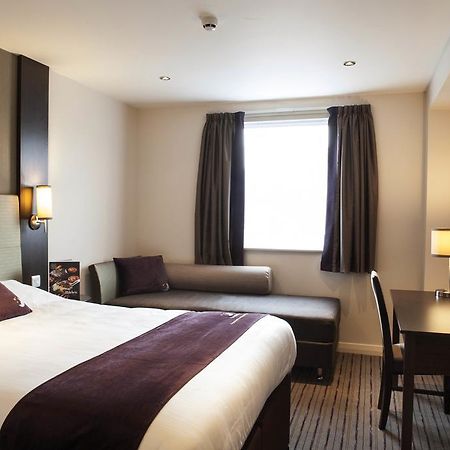 Premier Inn Chichester Esterno foto