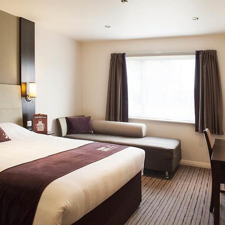 Premier Inn Chichester Esterno foto