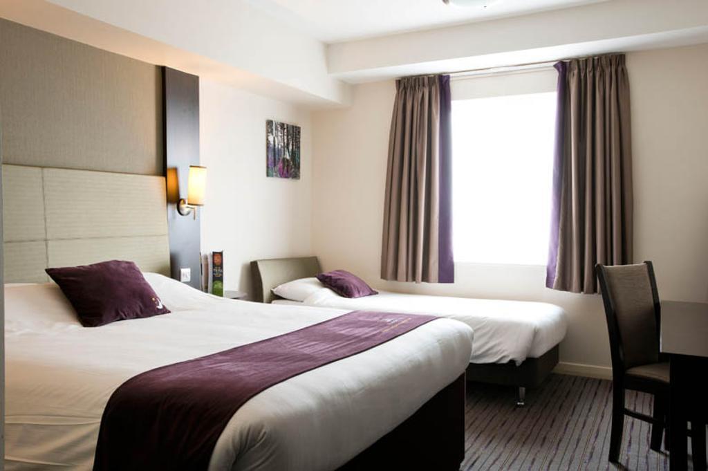 Premier Inn Chichester Esterno foto