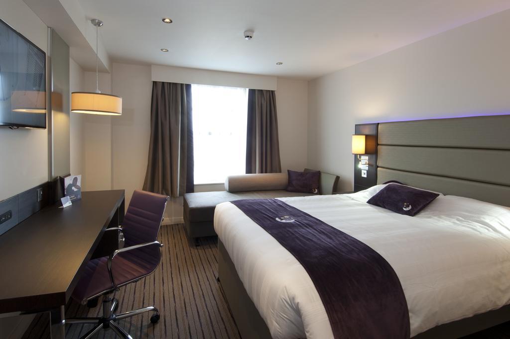 Premier Inn Chichester Esterno foto