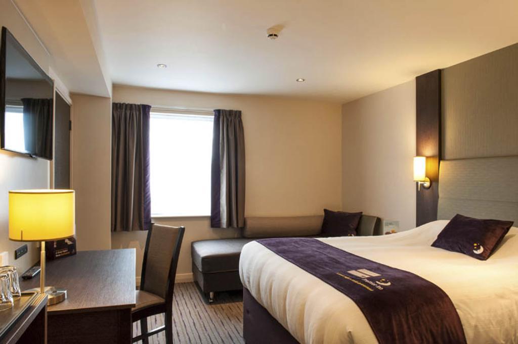 Premier Inn Chichester Esterno foto