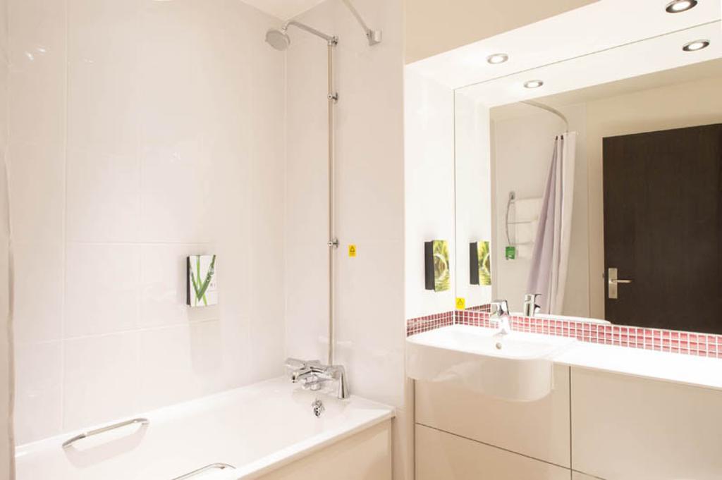 Premier Inn Chichester Esterno foto