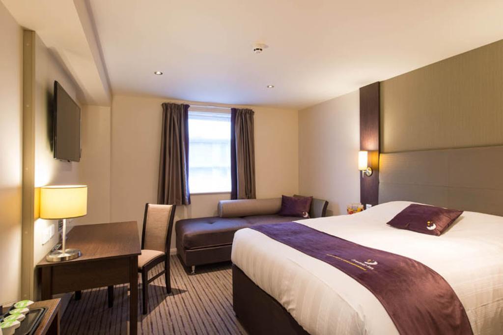 Premier Inn Chichester Esterno foto