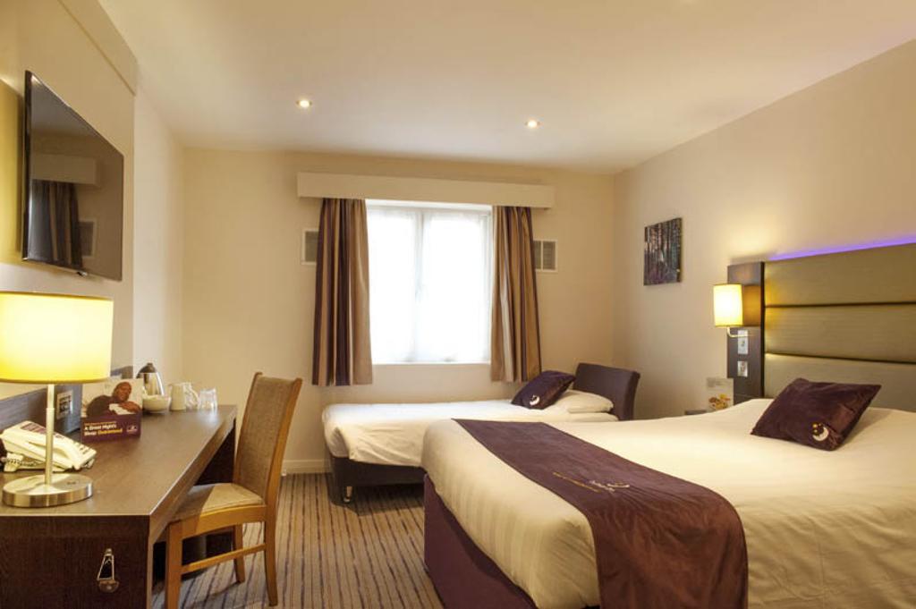 Premier Inn Chichester Esterno foto