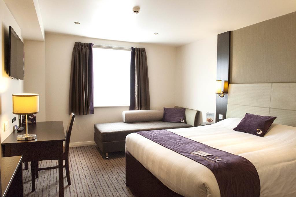 Premier Inn Chichester Esterno foto