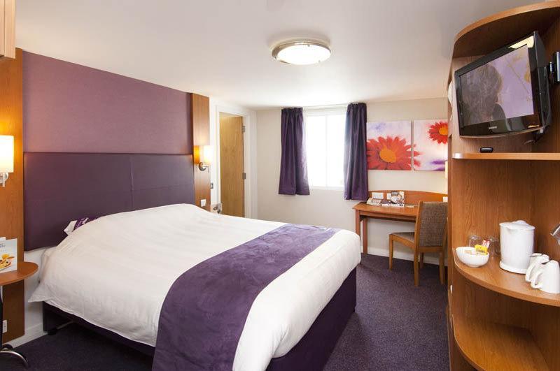 Premier Inn Chichester Esterno foto