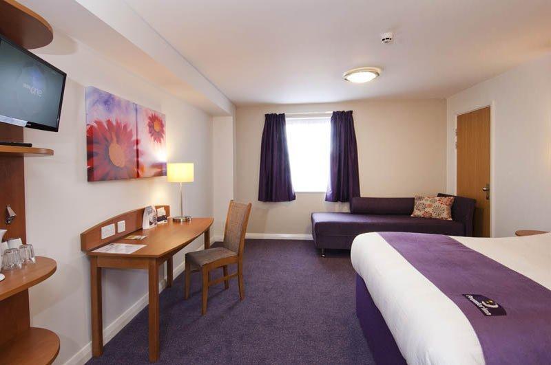 Premier Inn Chichester Esterno foto