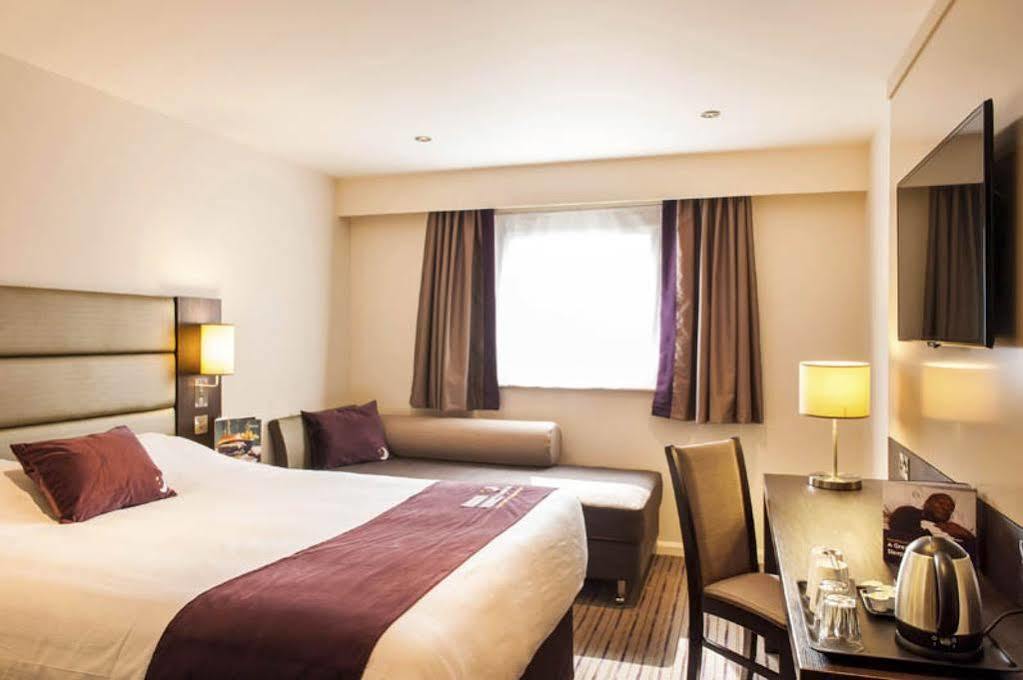 Premier Inn Chichester Esterno foto
